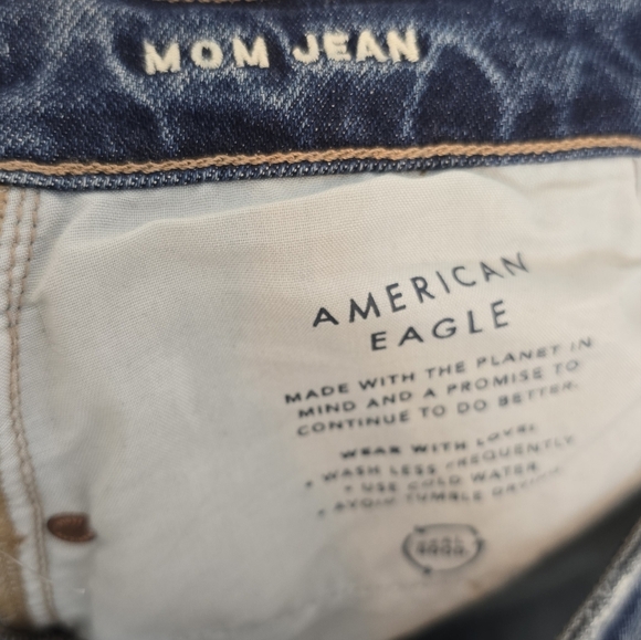 AMERICAN EAGLE Mom Jeans Stretch Distressed Raw Hem Women 2 High Rise Blue Denim - Picture 8 of 12